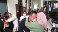 Keluar ruang sidang di Pengadilan Negeri Jakarta Selatan, Vicky Prasetyo yang menangis langsung memeluk sang bunda, Emma Fauziah. Terlihat juga Kalina Oktarani yang ikut menangis. Foto: Pingkan/detikHOT