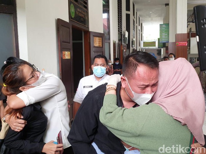 Vicky Prasetyo Vicky Prasetyo menangis dituntut 8 bulan penjara