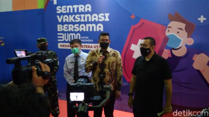 Walkot Medan Bobby Nasution usai meninjau vaksinasi massal di Eks Bandara Polonia.
