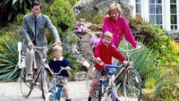 Putri Diana bersama Pangeran Charles dengan kedua anaknya Pangeran William dan Pangeran Harry, (16/1989). AP Photo