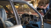 Petugas memeriksa mobil hadiah pertunangan Pangeran Charles kepada Putri Diana tahun 1981 yang dilelang pada (29/6/2021). AP Photo