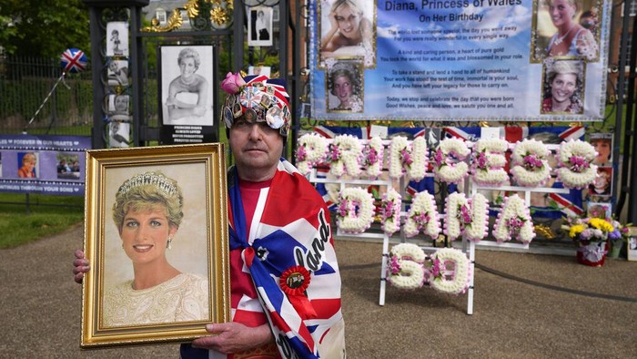 Warga Inggris Rayakan 60 Tahun Putri Diana Warga Inggris merayakan ulang tahun Putri Diana yang ke-60. Putri Diana merupakan istri Pangeran Charles sebelum meninggal dalam kecelakaan mobil tahun 1997.