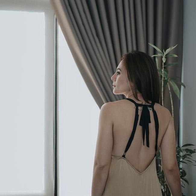 Baru-baru ini Wulan Guritno juga tampak mengunggah fotonya saat mengenakan baju backless yang memperlihatkan punggung serta tatonya. Foto tersebut pun banjir pujian netizen. Foto: Instagram/@wulanguritno