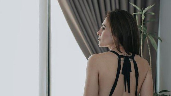 8 Pesona Wulan Guritno Pakai Baju Backless, Punggungnya Terekpos