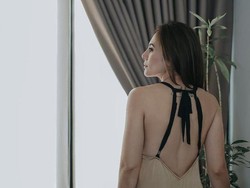 8 Pesona Wulan Guritno Pakai Baju Backless, Punggungnya Terekpos