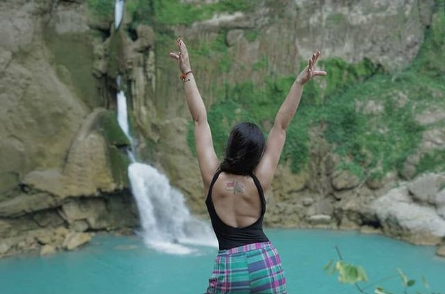 Tak hanya sekali, dalam beberapa foto-foto unggahannya di Instagram Wulan juga tampak mengenakan pakaian backless yang memperlihatkan punggung mulusnya. Tato di bagian punggung Wulan pun tampak jelas. Foto: Instagram/@wulanguritno