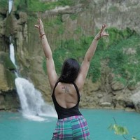 Tak hanya sekali, dalam beberapa foto-foto unggahannya di Instagram Wulan juga tampak mengenakan pakaian backless yang memperlihatkan punggung mulusnya. Tato di bagian punggung Wulan pun tampak jelas. Foto: Instagram/@wulanguritno