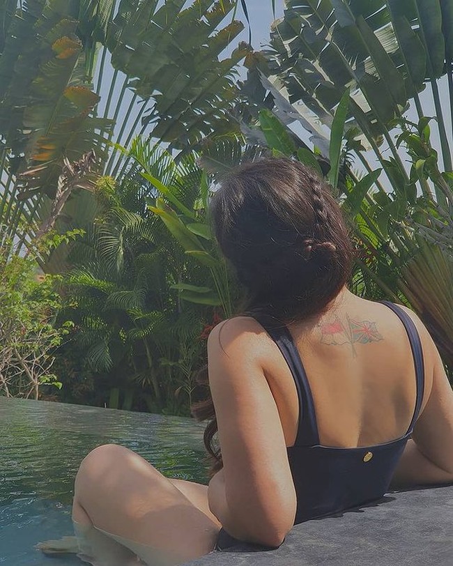 Tato di bagian punggung Wulan Guritno itu berupa bendera Indonesia dan Inggris. Tatonya itu melambangkan darah keturunan yang mengalir di dalam dirinya. Foto: Instagram/@wulanguritno