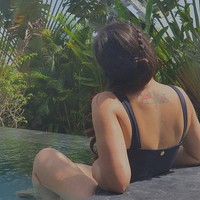 Tato di bagian punggung Wulan Guritno itu berupa bendera Indonesia dan Inggris. Tatonya itu melambangkan darah keturunan yang mengalir di dalam dirinya. Foto: Instagram/@wulanguritno