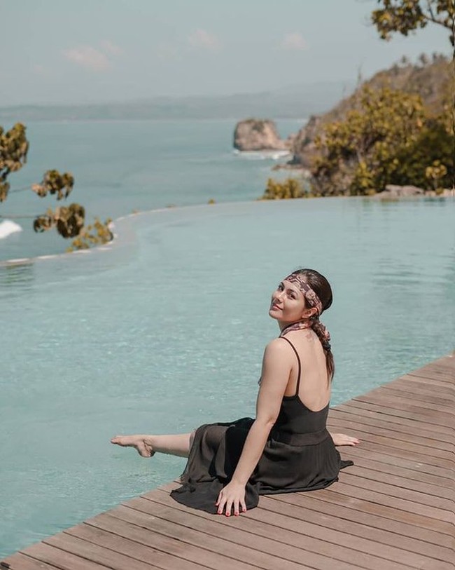 Aktris bernama asli Sri Wulandari Lorraine Joko Guritno itu memang memiliki body goals yang kerap membuat iri banyak netizen. Bagaimana menurutmu penampilannya yang satu ini? Foto: Instagram/@wulanguritno
