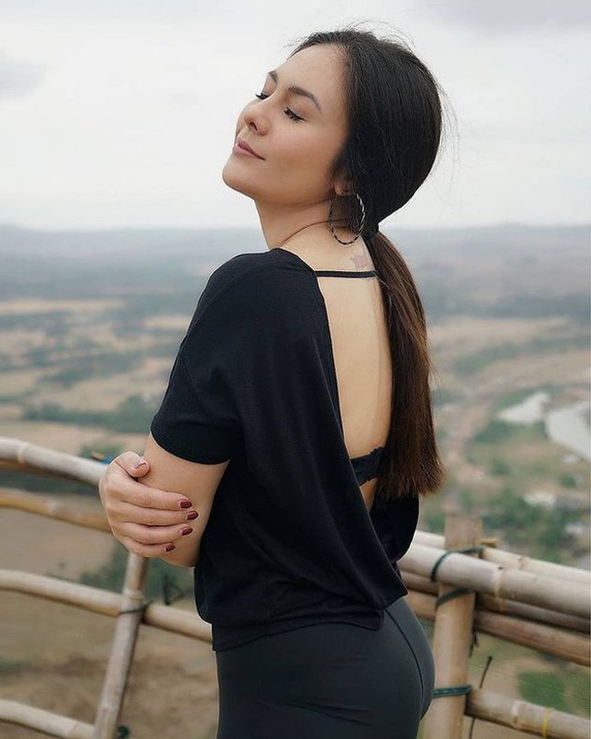 Memiliki wajah yang cantik dan bentuk tubuh yang ideal tak heran jika banyak orang yang mengidolakannya. Wulan Guritno pun seringkali disebut sebagai hot mom karena penampilannya itu. Foto: Instagram/@wulanguritno