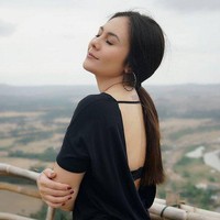 Memiliki wajah yang cantik dan bentuk tubuh yang ideal tak heran jika banyak orang yang mengidolakannya. Wulan Guritno pun seringkali disebut sebagai hot mom karena penampilannya itu. Foto: Instagram/@wulanguritno