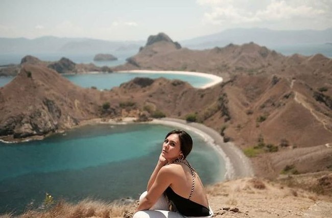 Bagi Wulan Guritno, tato bendera dua negara itu merupakan tanda cinta dan hormatnya kepada keberagaman dan dua budaya yang diturunkan kepadanya. Foto: Instagram/@wulanguritno