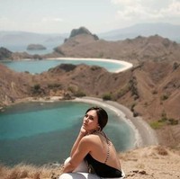 Bagi Wulan Guritno, tato bendera dua negara itu merupakan tanda cinta dan hormatnya kepada keberagaman dan dua budaya yang diturunkan kepadanya. Foto: Instagram/@wulanguritno