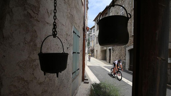Nice. Berbeda dengan Provence maupun Haute-Alpes, Nice merupakan kota di pesisir laut mediterania yang menjadi lokasi tahunan festival Film Cannes. Mengayuh pedal di sini akan dimanjakan dengan deretan bangunan tua yang sangat nyeni dari abad pertengahan. Tak terasa, kilometer pun akan terus bertambah. Nigel Roddis/Getty Images. Nice. Berbeda dengan Provence maupun Haute-Alpes, Nice merupakan kota di pesisir laut mediterania yang menjadi lokasi tahunan festival Film Cannes. Mengayuh pedal di sini akan dimanjakan dengan deretan bangunan tua yang sangat nyeni dari abad pertengahan. Tak terasa, kilometer pun akan terus bertambah. Nigel Roddis/Getty Images.