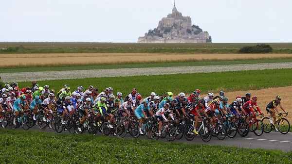 Normandi. Ia berada di sisi utara Prancis. Rute bersepeda di tempat ini akan mampir ke kastil Le Mont-Saint-Michel. Bagi yang menyukai long ride dan relatif datar bisa menyusuri kanal dari Nantes menuju Brest sejauh 365 km. Lakukan pada bulan Juli-Agustus saat udara sejuk sekitar 20 derajat Celcius. Michael Steele/Getty Images. Normandi. Ia berada di sisi utara Prancis. Rute bersepeda di tempat ini akan mampir ke kastil Le Mont-Saint-Michel. Bagi yang menyukai long ride dan relatif datar bisa menyusuri kanal dari Nantes menuju Brest sejauh 365 km. Lakukan pada bulan Juli-Agustus saat udara sejuk sekitar 20 derajat Celcius. Michael Steele/Getty Images.