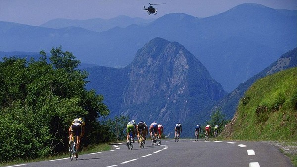 Pyrenees. Pegunungan yang berbatasan dengan Spanyol ini menawarkan rute menanjak yang menantang para climber. Sejumlah trek panjang 7 km hingga 20 km dengan kemiringan 6-10 persen siap menanti. Dijamin perih. Doug Pensinger /Allsport/GettyImages. Pyrenees. Pegunungan yang berbatasan dengan Spanyol ini menawarkan rute menanjak yang menantang para climber. Sejumlah trek panjang 7 km hingga 20 km dengan kemiringan 6-10 persen siap menanti. Dijamin perih. Doug Pensinger /Allsport/GettyImages.