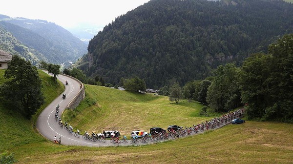 Morzine. Tanjakan demi tanjakan tidak pernah habis di Morzine. Gradien 6-10 persen membentang hingga 25km. Namun begitu sampai puncak, pesepeda akan disuguhi keindahan pegunungan Mont Blanc Swiss. Ya, Morzine memang berbatasan dengan negeri tetangga Swiss. Michael Steele/Getty Images. Morzine. Tanjakan demi tanjakan tidak pernah habis di Morzine. Gradien 6-10 persen membentang hingga 25km. Namun begitu sampai puncak, pesepeda akan disuguhi keindahan pegunungan Mont Blanc Swiss. Ya, Morzine memang berbatasan dengan negeri tetangga Swiss. Michael Steele/Getty Images.