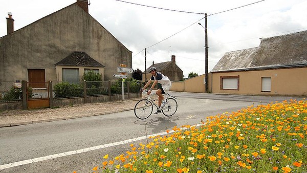 Loire Valley. Kawasan yang berjarak 100 km dari Paris ini dikenal dengan seribu kastil. Begitu banyak kastil peninggalan abad pertengahan yang masih terpelihara apik. Dan bagi pesepeda, melintasi kota tua dengan deretan kastil merupakan pengalaman tak terlupakan. Di tempat ini, terdapat trek sepeda La Loire à Vélo yang melintasi pedesaan, perubkitan, ladang anggur, dan bangunan dari sisa-sisa abad pertengahan. Panjang trek ini mencapai 300 km. Stephen Pond/Getty Images for Laureus. Loire Valley. Kawasan yang berjarak 100 km dari Paris ini dikenal dengan seribu kastil. Begitu banyak kastil peninggalan abad pertengahan yang masih terpelihara apik. Dan bagi pesepeda, melintasi kota tua dengan deretan kastil merupakan pengalaman tak terlupakan. Di tempat ini, terdapat trek sepeda La Loire à Vélo yang melintasi pedesaan, perubkitan, ladang anggur, dan bangunan dari sisa-sisa abad pertengahan. Panjang trek ini mencapai 300 km. Stephen Pond/Getty Images for Laureus.