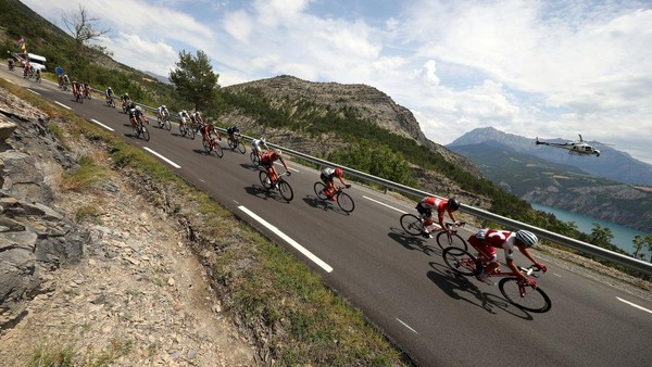 Pegunungan Haute-Alpes. Rute pegunungan ini menawarkan bentang alam memukau. Juga tanjakan panjang yang menantang dengan gradasi 5 persen sepanjang 30 km, 7 persen sejauh 18 km dan 14 persen berjarak 14 km. Haute-Alpes berada di sisi tenggara Prancis dan berbatasan dengan Italia. Chris Graythen/Getty Images. Pegunungan Haute-Alpes. Rute pegunungan ini menawarkan bentang alam memukau. Juga tanjakan panjang yang menantang dengan gradasi 5 persen sepanjang 30 km, 7 persen sejauh 18 km dan 14 persen berjarak 14 km. Haute-Alpes berada di sisi tenggara Prancis dan berbatasan dengan Italia. Chris Graythen/Getty Images.