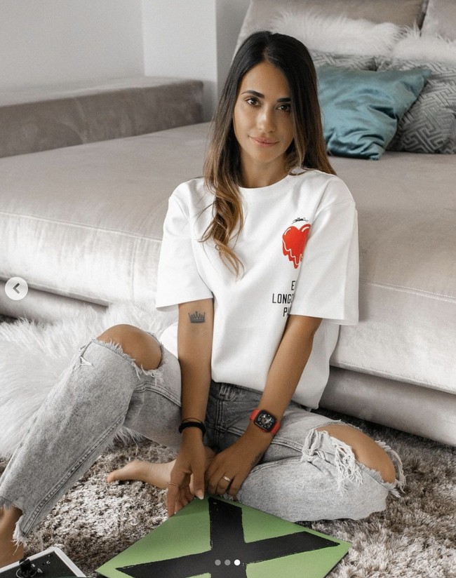 Kepopuleran Antonella Rocuzzo di media sosial ini membuatnya menjadi salah satu WAGs dengan bayaran mahal untuk endorse Instagram. Dilansir Golf Support dan Marketing Hub yang merilis daftar 10 WAGS (wife and girlfriends) berpendapatan tertinggi di media sosial, Antonella diprediksi bisa mengantongi £23,915 atau sekitar Rp 438 jutaan per postingan berbayar. Foto: Dok. Instagram @ antonelaroccuzzo