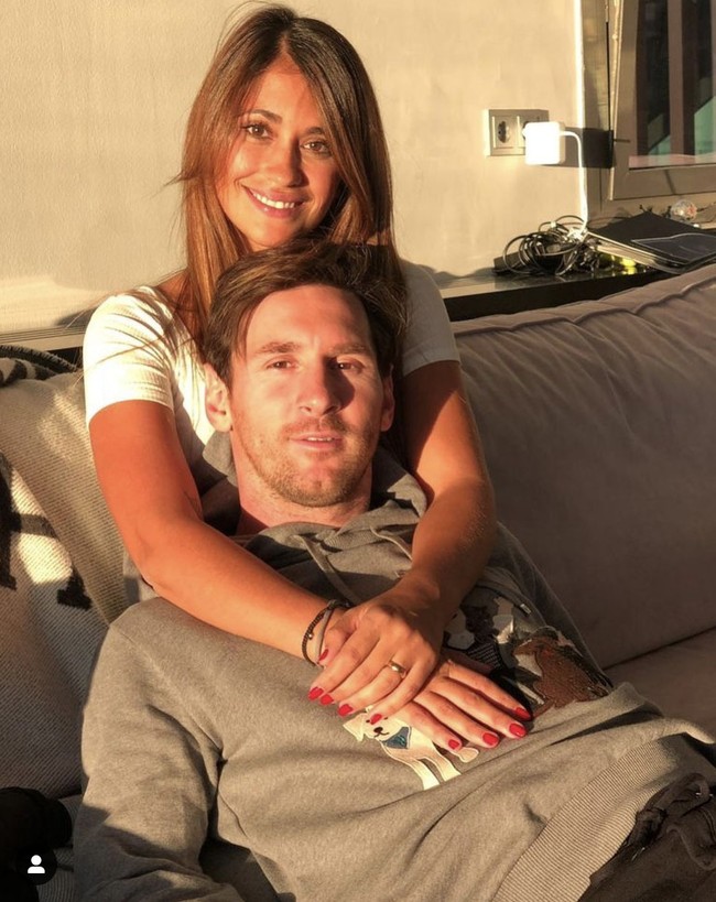 Antonella Roccuzzo sering disebut sebagai cinta monyet abadi dari Lionel Messi. Keduanya sudah saling kenal sejak masih berusia lima tahun. Bintang sepakbola itu mengenal lebih dulu sepupu Antonella, Lucas Scaglia. Foto: Dok. Instagram @ antonelaroccuzzo
