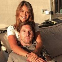 Antonella Roccuzzo sering disebut sebagai cinta monyet abadi dari Lionel Messi. Keduanya sudah saling kenal sejak masih berusia lima tahun. Bintang sepakbola itu mengenal lebih dulu sepupu Antonella, Lucas Scaglia. Foto: Dok. Instagram @ antonelaroccuzzo