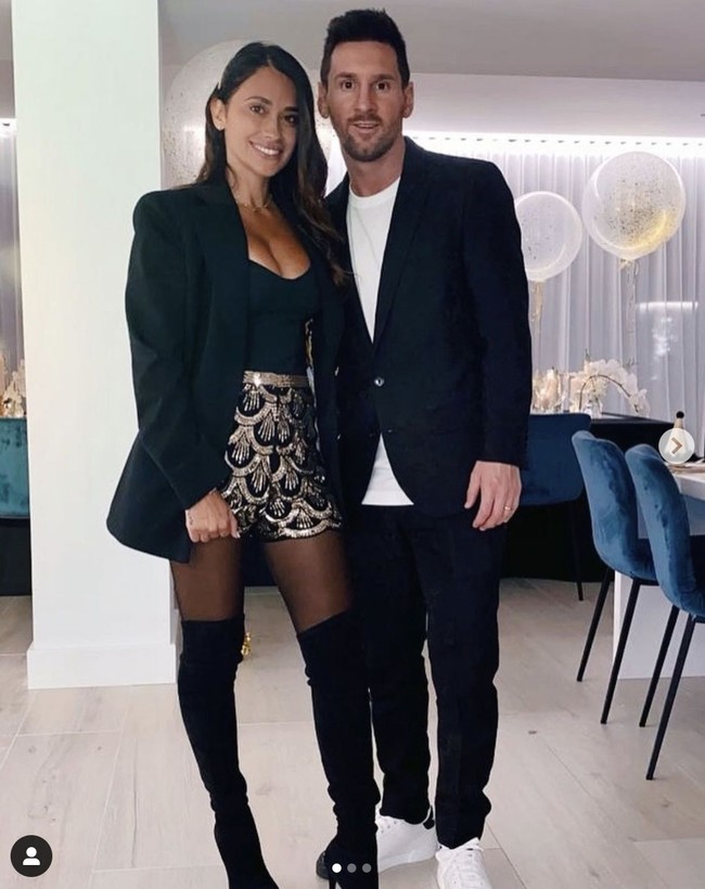 Antonella Rocuzzo dinikahi Lionel Messi pada  30 Juni 2017 di Rosario, Argentina. Rocuzzo dan Messi baru saja merayakan ulang tahun pernikahan ke-4. Foto: Dok. Instagram @ antonelaroccuzzo