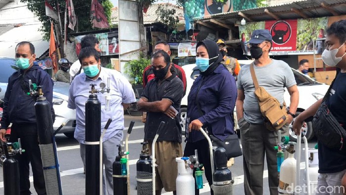 Antrean Isi Ulang Oksigen Mengular