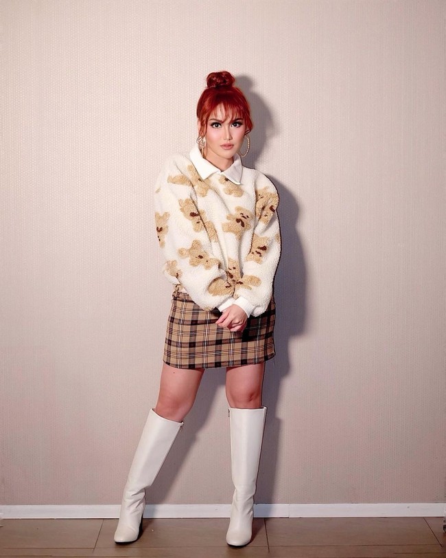 Inilah pesona cantik pelantun Sambalado itu. Di sejumlah kesempatan, Ayu Ting Ting kerap bergaya seperti eonnie Korea. Foto: Instagram/@ayutingting92