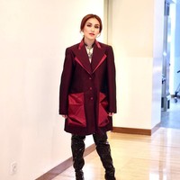 Seperti dalam penampilannya ini. Penampilannya yang satu ini bikin Ayu terlihat seperti sosialita-sosialita di drama Korea. Blazer oversize berwarna merah gelap itu dipadukannya dengan over the knee boots berwarna hitam. Foto: Instagram/@ayutingting92