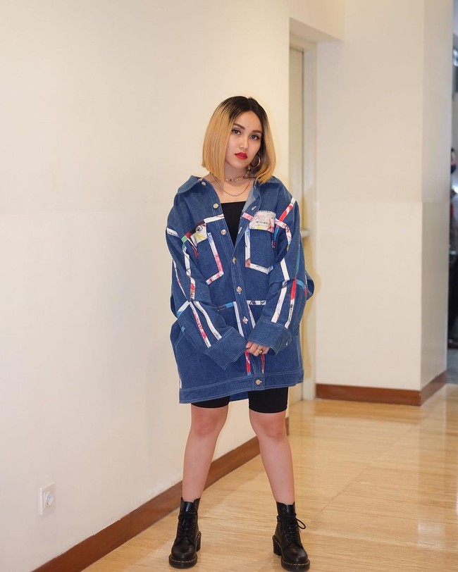 Untuk penampilannya kali ini Ayu memilih outer kemeja jeans yang dipadukan dengan brogue boots berwarna hitam. Panjang outernya itu hampir selutut. Penampilannya kali ini membuat Ayu terlihat tomboy. Foto: Instagram/@ayutingting92