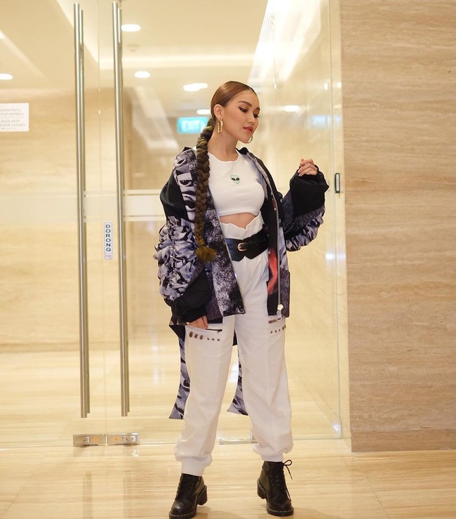 Tak kalah menawan, penampilannya ala Koreanya yang satu ini juga mencuri atensi. Dengan rambut panjang dikepang, gaya Ayu yang satu ini membuatnya terlihat seperti penyanyi hiphop Korea. Foto: Instagram/@ayutingting92