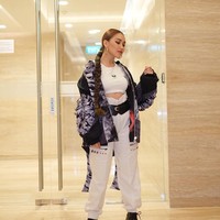 Tak kalah menawan, penampilannya ala Koreanya yang satu ini juga mencuri atensi. Dengan rambut panjang dikepang, gaya Ayu yang satu ini membuatnya terlihat seperti penyanyi hiphop Korea. Foto: Instagram/@ayutingting92