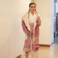 Dengan setelan bernuansa merah muda, Ayu terlihat cantik dan menawan. Untuk bagian dalamnya Ayu memilih mengenakan crop top berwarna putih. Crop top tersebut yang kemudian dipadukan dengan outer dan celana panjang yang bernuansa merah muda. Foto: Instagram/@ayutingting92