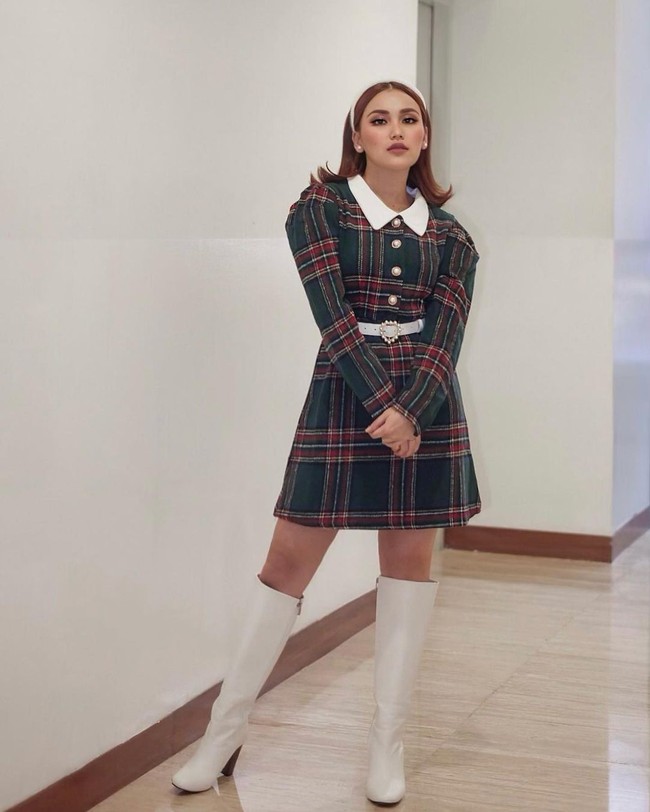 Kalau yang satu ini Ayu terlihat tampil dengan gaya retro. Dengan knee length boots berwarna putih, dress kotak-kota berwarna hijau, dan bando berwarna senada, penampilan Ayu bak eonni Korea. Foto: Instagram/@ayutingting92
