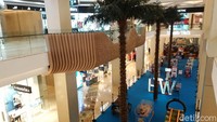 Biasanya di Mal Kota Kasablanka ketika akhir pekan cukup padat dan di beberapa titik terlihat kerumunan. Namun hari ini cukup lengang. Para pengunjung bisa berjaga jarak dengan baik. 