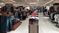 Di salah satu department store di Mal Kota Kasablanka merupakan wilayah yang paling sepi hari ini. Meski begitu ada beberapa pengunjung yang melakukan pembelian.