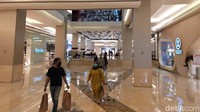 Hanya di toko-toko apotek yang terlihat lumayan ramai. terlihat antrian dari pengunjung, meski juga tidak terlalu banyak.