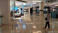 Di Mal Kota Kasablanka pengunjung tidak terlalu banyak hari ini. Mengingat mal ini merupakan salah satu mal yang memiliki pengunjung yang cukup banyak.