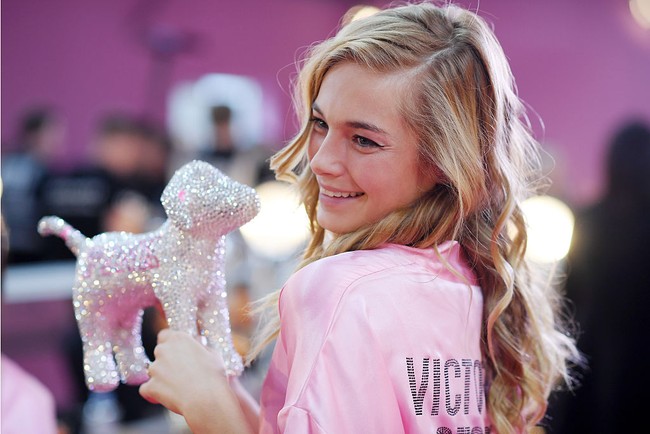 Dalam video di TikTok dengan judul Sedikit terlambat Victorias Secret, Bridget mengungkapkan bahwa betapa tidak sehat dan kurusnya dia saat berjalan di fashion show tahunan Victorias Secret di 2016. Di video tersebut, model 29 tahun itu mengungkap ukuran bra dulu dan sekarang demi mengungkap keburukan Victorias Secret.  Foto: Getty Images