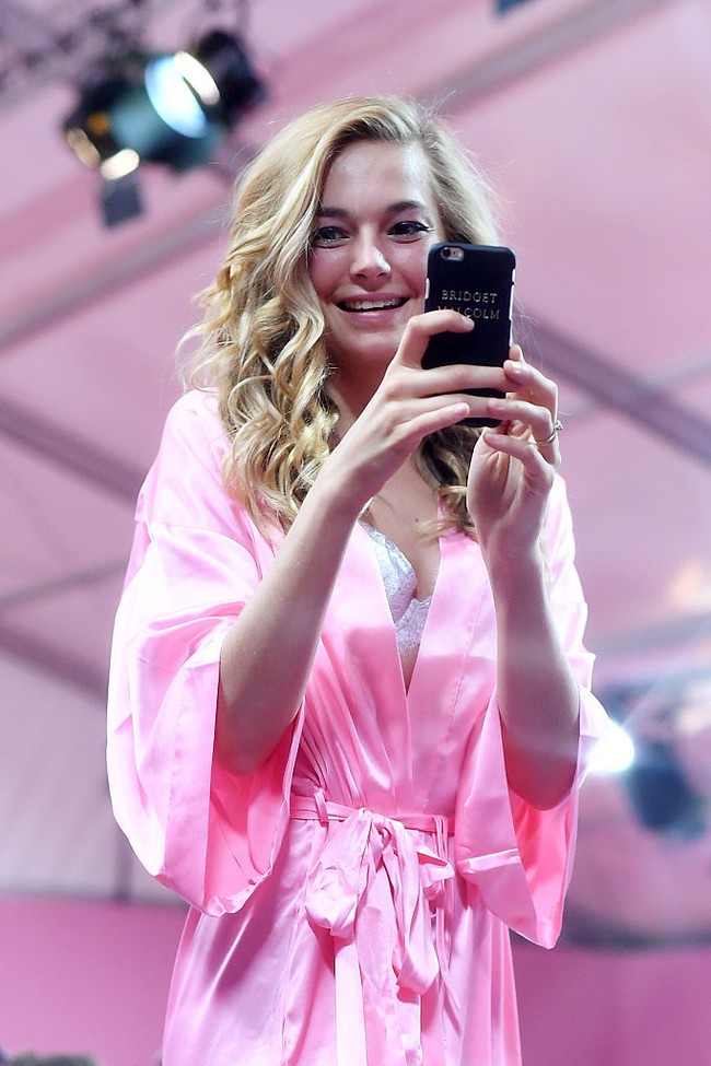 Bridget Malcolm, mantan model Victorias Secret mengungkap ukuran branya dulu dan sekarang. Pengakuannya tersebut dalam rangka menyebut bahwa brand pakaian dalam tersebut toxic. Foto: Getty Images