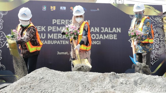 Pemkab Banyuwangi dan PT Bumi Suksesindo (BSI) sepakat membangun jalan penghubung antara wisata Pantai Pulau Merah dan Pantai Mustika Pancer. Selain untuk kenyamanan berwisata, jalan sepanjang 1,7 kilometer itu juga untuk mendukung perekonomian warga Kecamatan Pesanggaran.