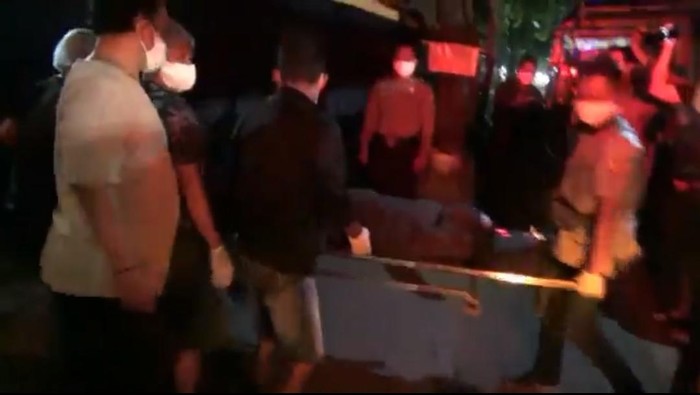 Seorang calon penumpang bus di Kota Probolinggo tiba-tiba meninggal. Jenazahnya langsung dibawa ke rumah sakit karena khawatir yang bersangkutan meninggal karena COVID-19.