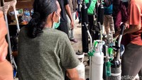 Pemilik Oxygen Medical, Ervan mengatakan, permintaan isi ulang tabung gas oksigen semakin hari semakin banyak. Menurutnya hal itu terjadi karena beberapa depot pengisian ulang gas oksigen di tempat lain kehabisan stok.