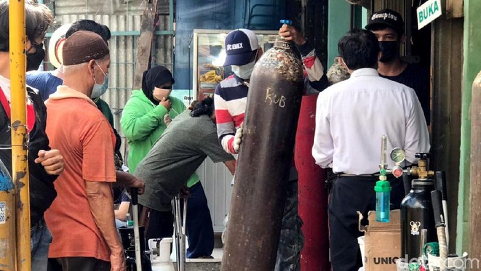 Melonjaknya kasus COVID-19 di Jakarta membuat kebutuhan akan permintaan oksigen juga ikut naik. Antrean disalah satu gerai isi ulang Oksigen medis pun sampai mengular.