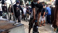 Harga pengisian tabung gas oksigen pun mengalami kenaikan sejak Senin (28/6) lalu. Awalnya harga pengisian tabung 1 m³ dibanderol Rp 15 ribu kini jadi Rp 18 ribu.
