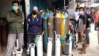Warga rela antre mengular untuk mendapatkan isi ulang tabung gas oksigen di salah satu gerai pengisian okseigen medis yang sangat dibutuhkan oleh pasien COVID-19.