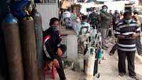 Sementara itu, salah satu warga Aminah menuturkan, dia sudah mengantre sejak pukul 08.00 WIB namun hingga pukul 10.00 WIB tabung miliknya tak kunjung terisi.