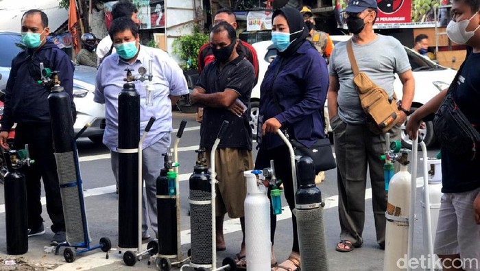 Corona Makin Liar, Antrean Isi Ulang Oksigen Mengular Melonjaknya kasus COVID-19 di Jakarta membuat kebutuhan akan permintaan oksigen juga ikut naik. Antrean disalah satu gerai isi ulang Oksigen medis pun sampai mengular.